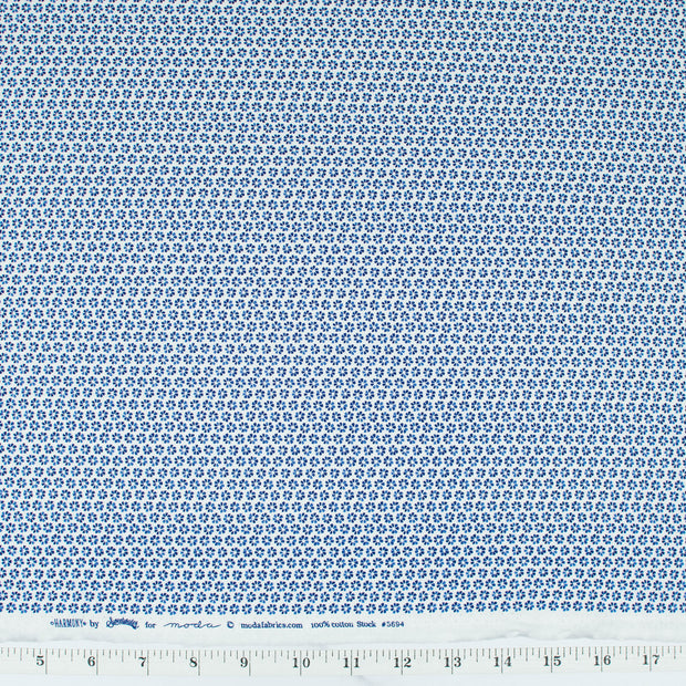 moda-harmony-by-sweetwater-tiny-sky-medium-blue-daisy-petals-on-white-5694-15