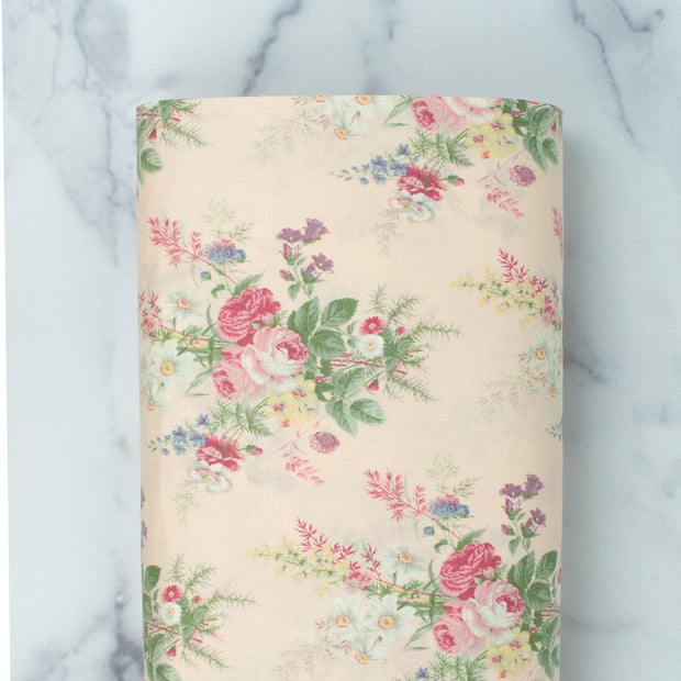 yuwa-live-life-love-at-first-sight-collection-flower-bouquets-pink-roses-on-light-peachy-pink-background-829620-C