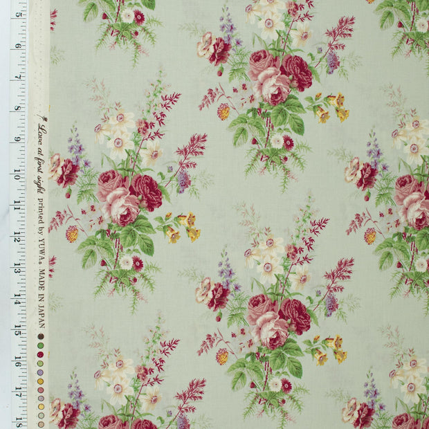 yuwa-live-life-love-at-first-sight-collection-flower-bouquets-red-roses-on-light-gray-background-829620-B